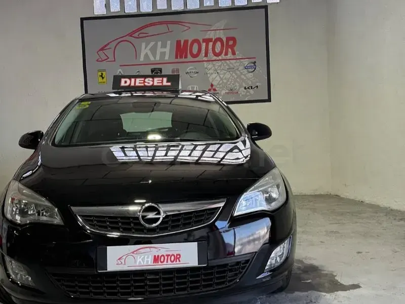Usado Opel Astra Excellence 130 CV (95 kW) 2012 Negro Berlina