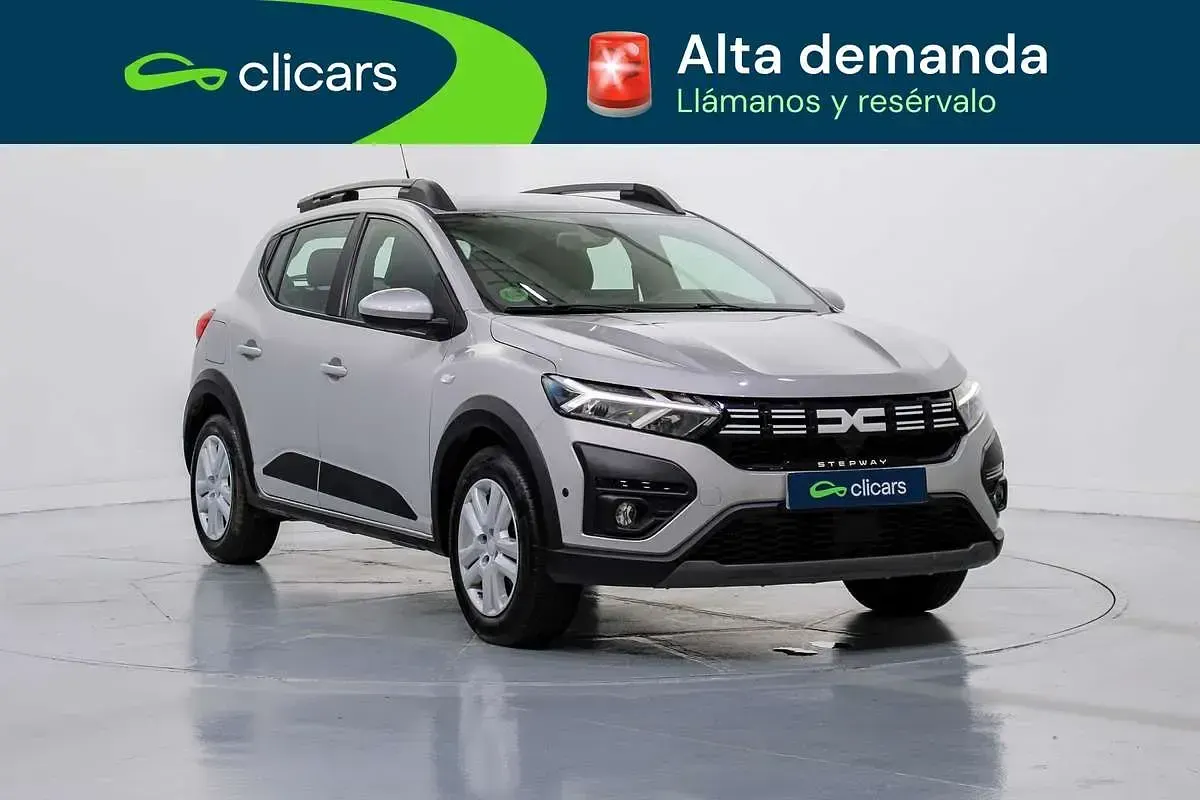 Usado Dacia Sandero Expression 91 CV (66 kW) 2024 Gris Utilitario