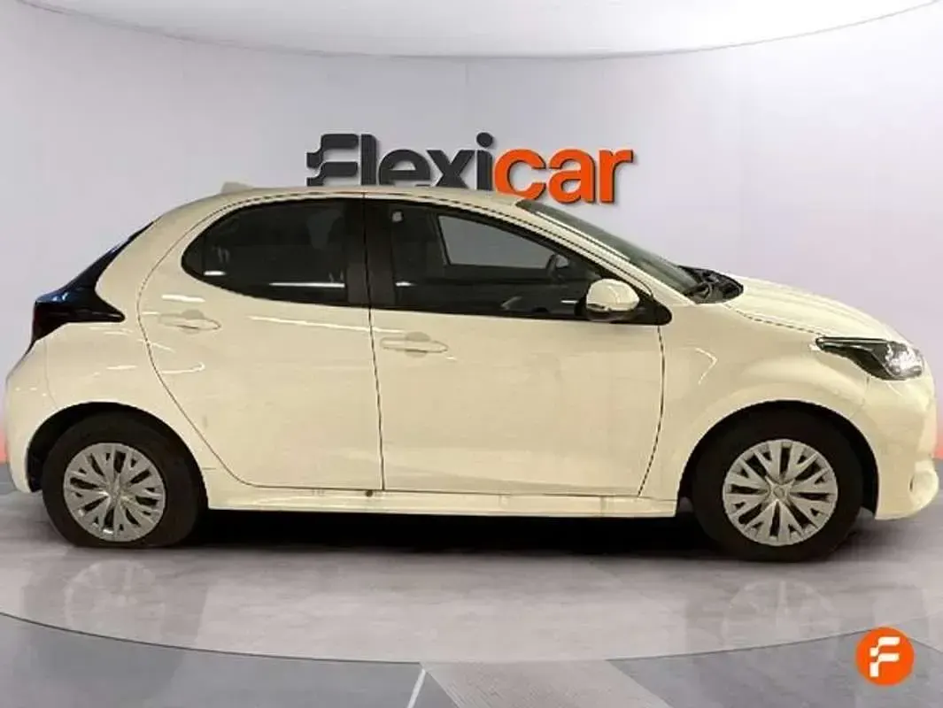 Usado Toyota Yaris Active 116 CV (85 kW) 2025 Blanco Utilitario