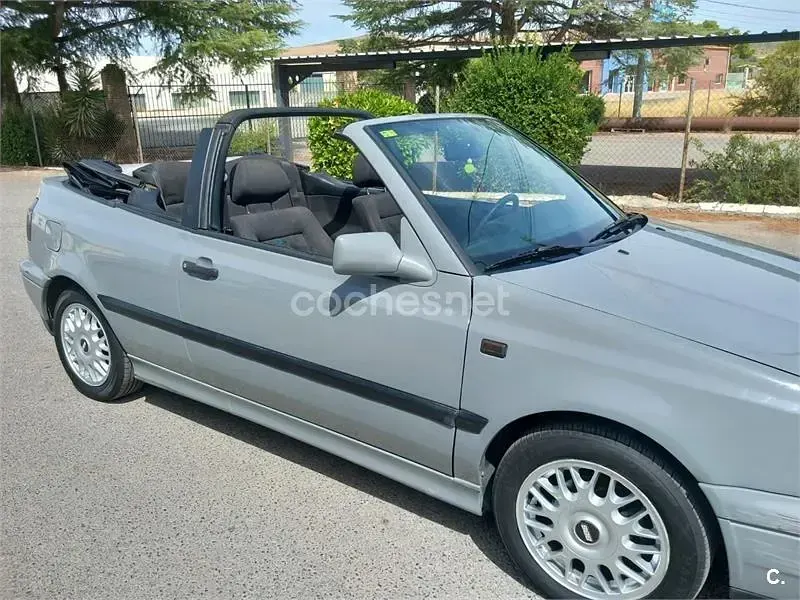 Usado VW Golf Cabriolet 90 CV (66 kW) 1995 Gris / plata Descapotable