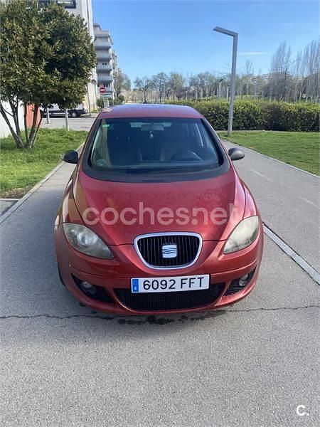 Usado Seat Altea 105 CV (77 kW) 2006 Granate Monovolumen