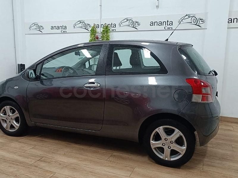 Usado Toyota Yaris Connect Style 101 CV (74 kW) 2010 Gris / plata Utilitario