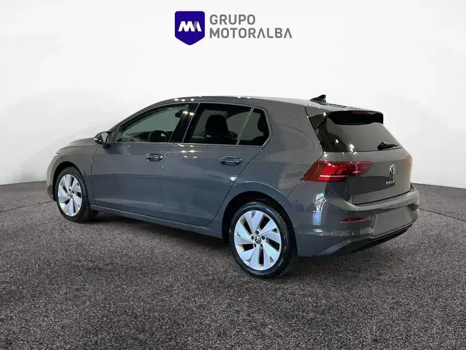 Usado VW Golf VIII 116 CV (85 kW) 2025 Gris / plata Berlina