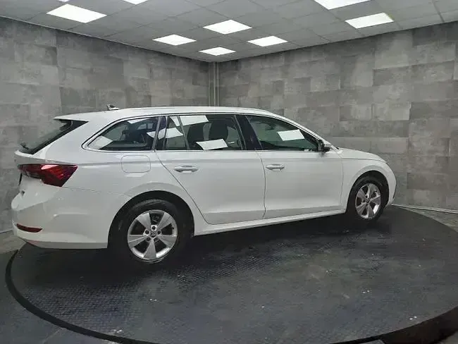 Usado Skoda Octavia 110 CV (80 kW) 2021 Blanco Familiar