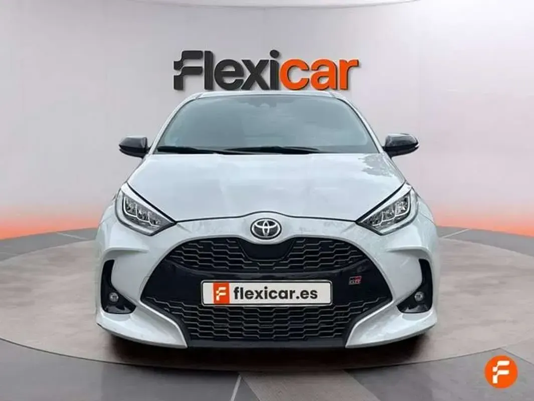 Usado Toyota Yaris Hybrid Sport 116 CV (85 kW) 2023 Blanco Utilitario