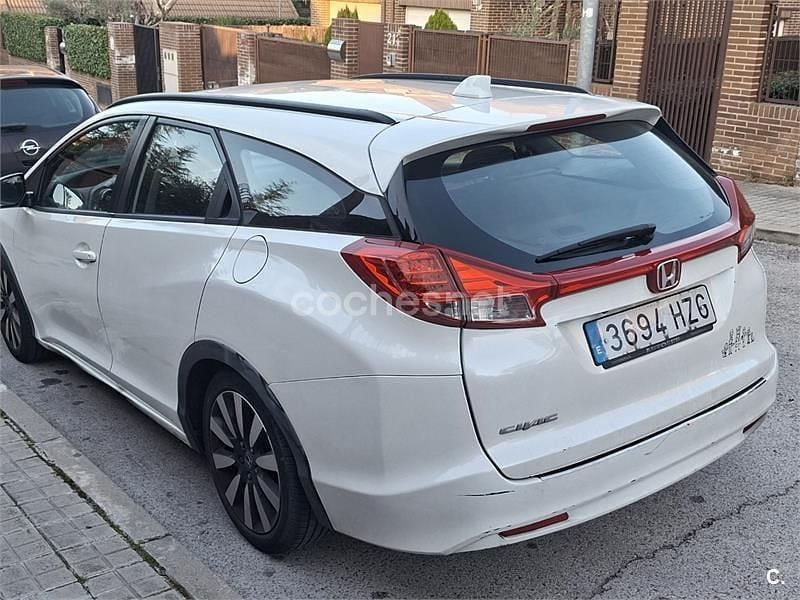 Usado Honda Civic Executive 120 CV (88 kW) 2014 Blanco Familiar