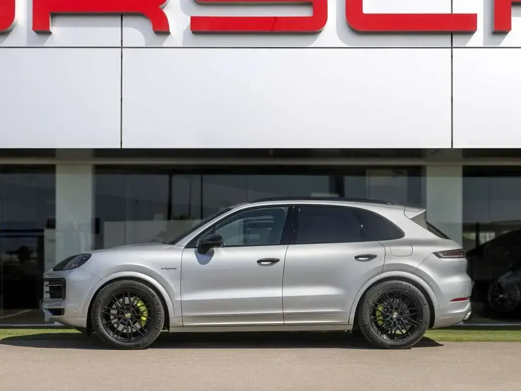 Usado Porsche Cayenne E-Hybrid 470 CV (345 kW) 2023 Plateado SUV