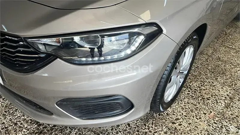 Usado Fiat Tipo Easy 95 CV (69 kW) 2019 Beige Berlina