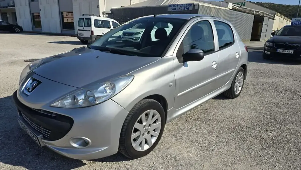 Usado Peugeot 206+ 68 CV (50 kW) 2010 Gris Utilitario
