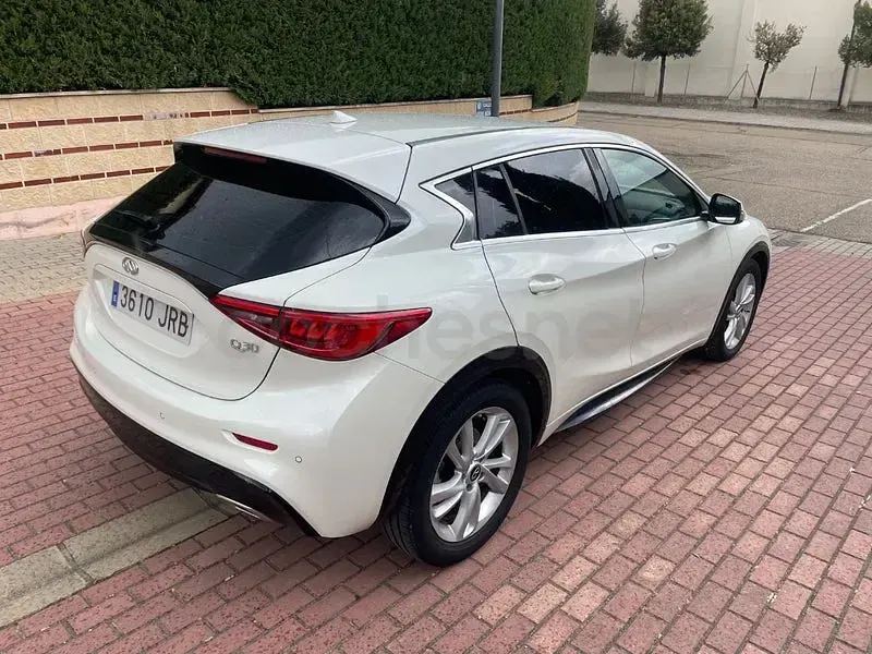 Usado Infiniti Q30 Premium 109 CV (80 kW) 2016 Blanco Berlina