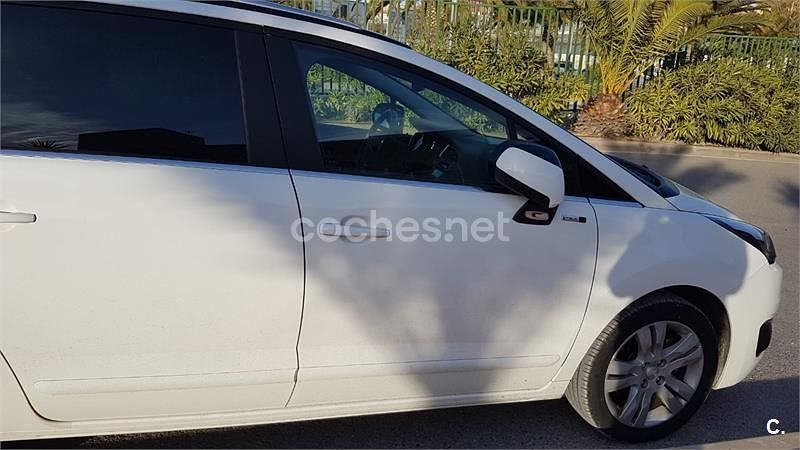 Usado Peugeot 5008 Style 120 CV (88 kW) 2016 Blanco Monovolumen