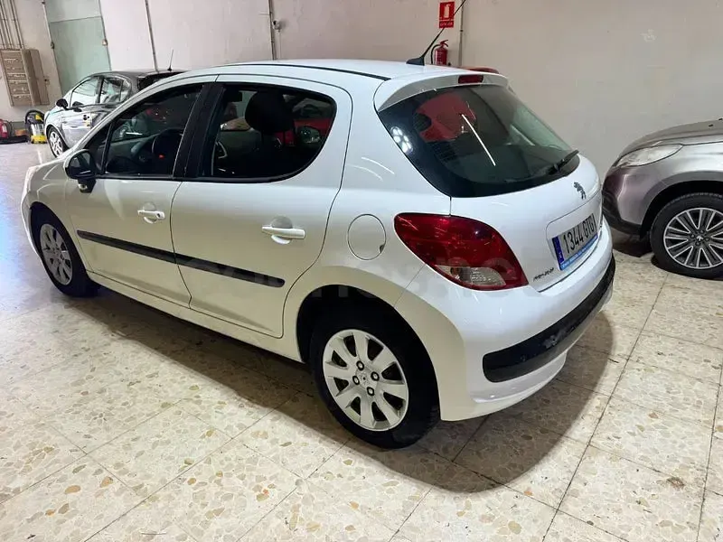Usado Peugeot 207 Business-Line 75 CV (55 kW) 2010 Blanco Berlina