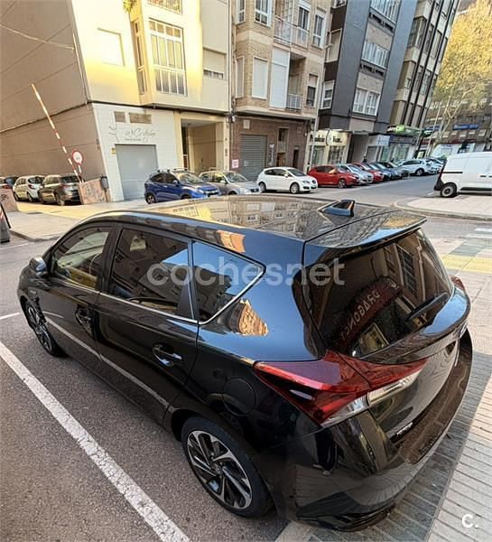 Usado Toyota Auris Hybrid Advance 136 CV (100 kW) 2016 Negro Berlina