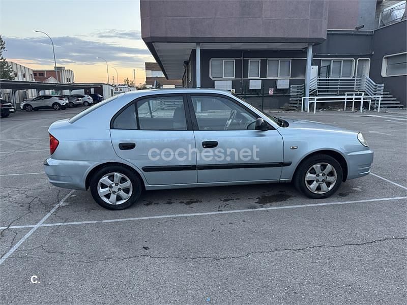 Usado Hyundai Accent 83 CV (61 kW) 2005 Gris / plata Berlina