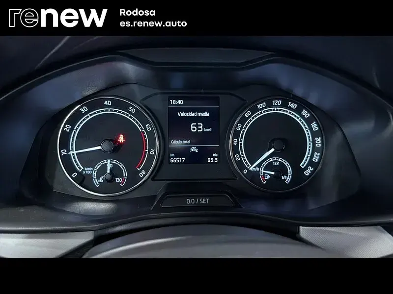 Usado Skoda Kamiq Ambition 110 CV (80 kW) 2022 Blanco SUV