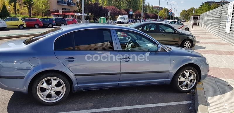 Usado Skoda Superb Classic 130 CV (95 kW) 2003 Azul Berlina