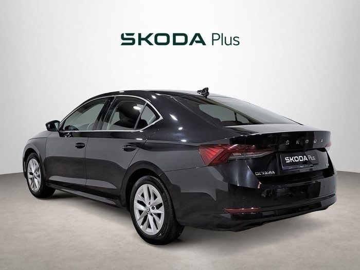 Negro Usado 2024 Skoda Octavia Selection | 25.540 € (Buen precio) - Imagen 1/4