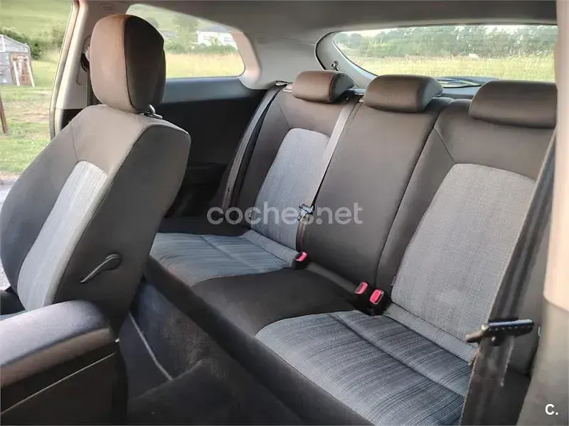 Usado Kia ProCeed 105 CV (77 kW) 2011 Gris / plata Utilitario