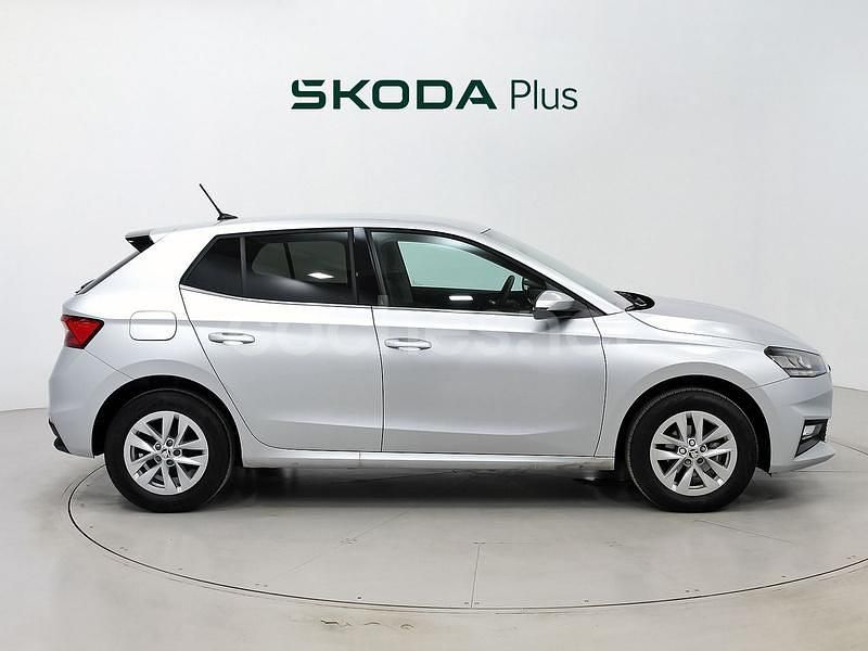 Usado Skoda Fabia Selection 95 CV (69 kW) 2024 Gris / plata Berlina