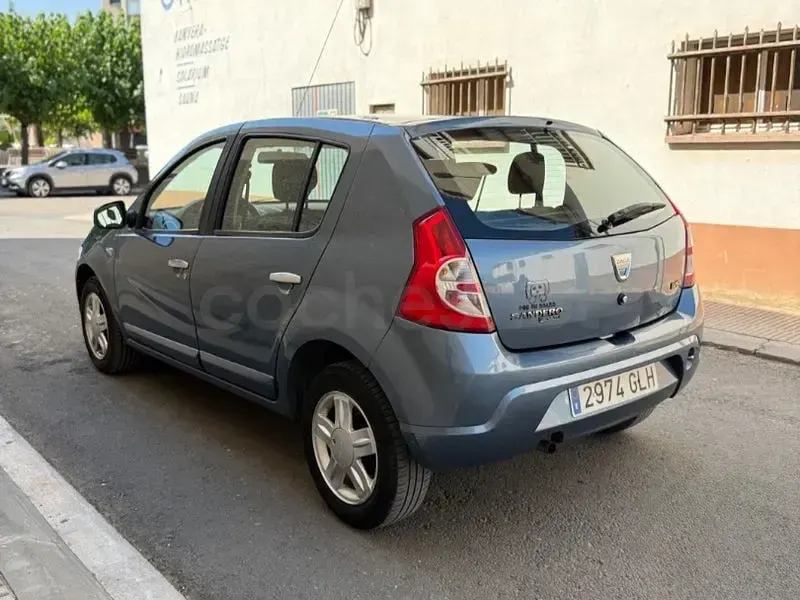 Usado Dacia Sandero Ambiance 75 CV (55 kW) 2009 Azul Berlina