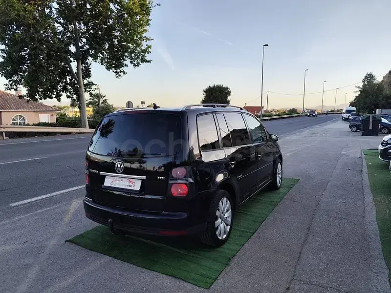 Usado VW Touran Advance 105 CV (77 kW) 2010 Negro Monovolumen