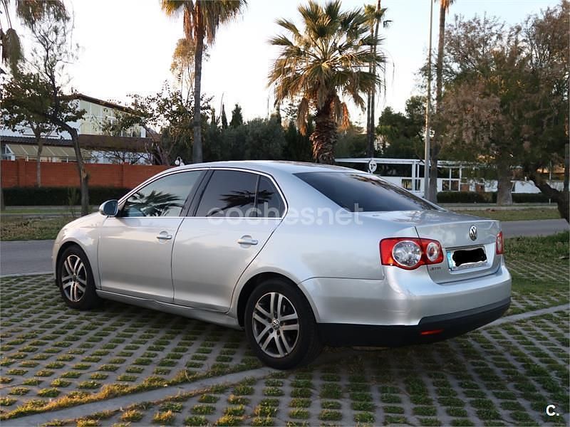 Usado VW Jetta Trendline 105 CV (77 kW) 2006 Gris / plata Berlina