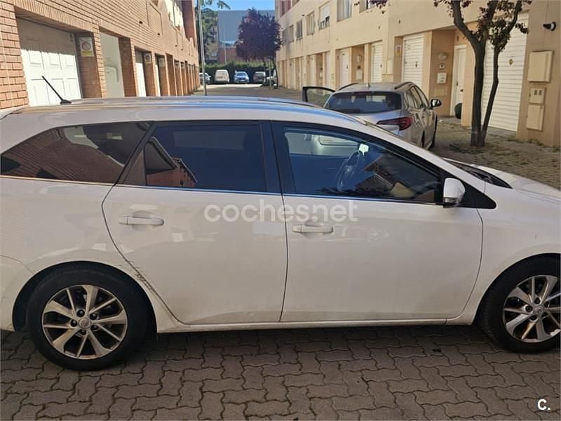 Usado Toyota Auris Active 90 CV (66 kW) 2014 Blanco Familiar