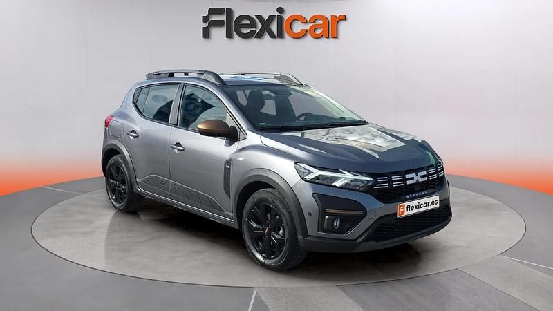 Usado Dacia Sandero Essentiel 122 CV (89 kW) 2025 Amarillo Utilitario