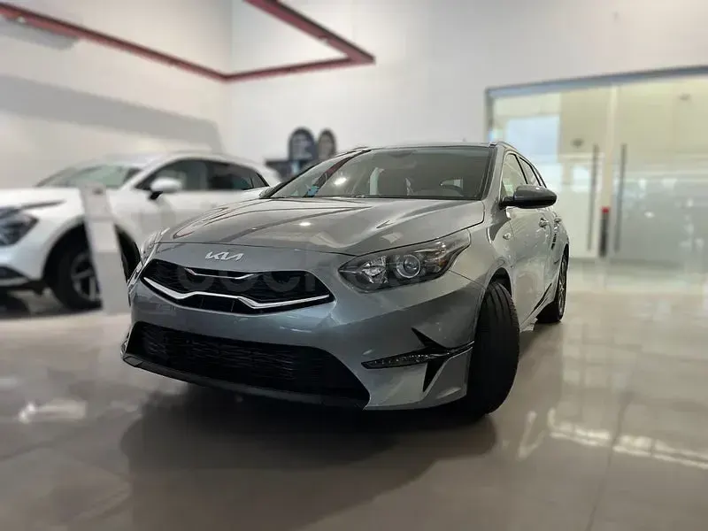 Usado Kia Ceed 100 CV (73 kW) 2025 Gris / plata Utilitario