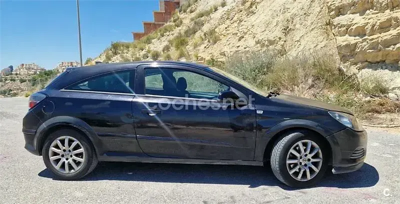 Usado Opel Astra GTC Enjoy 100 CV (73 kW) 2006 Negro Berlina