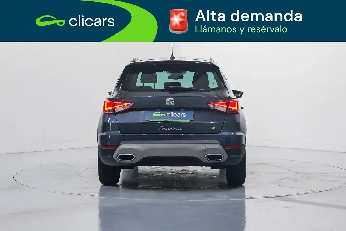 Usado Seat Arona FR 110 CV (80 kW) 2022 Gris / plata SUV