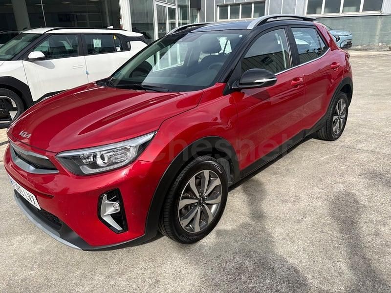Usado Kia Stonic 100 CV (73 kW) 2022 Granate SUV