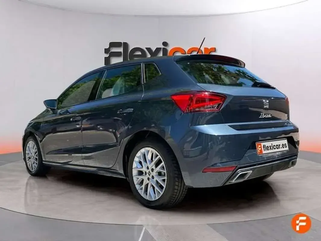 Usado Seat Ibiza FR 110 CV (80 kW) 2022 Gris Utilitario