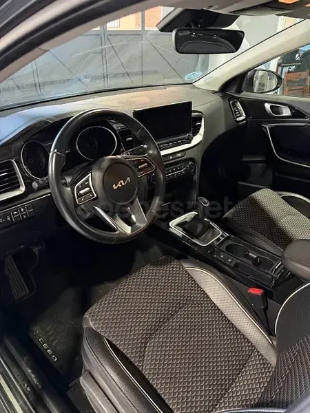 Usado Kia XCeed 100 CV (73 kW) 2024 Negro SUV
