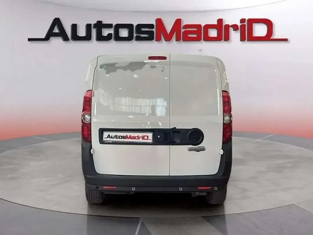 Usado Fiat Doblò Pop 95 CV (69 kW) 2021 Blanco Monovolumen