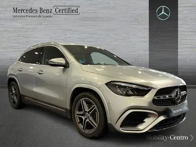Usado Mercedes GLA200 163 CV (119 kW) 2025 Plata hightech SUV