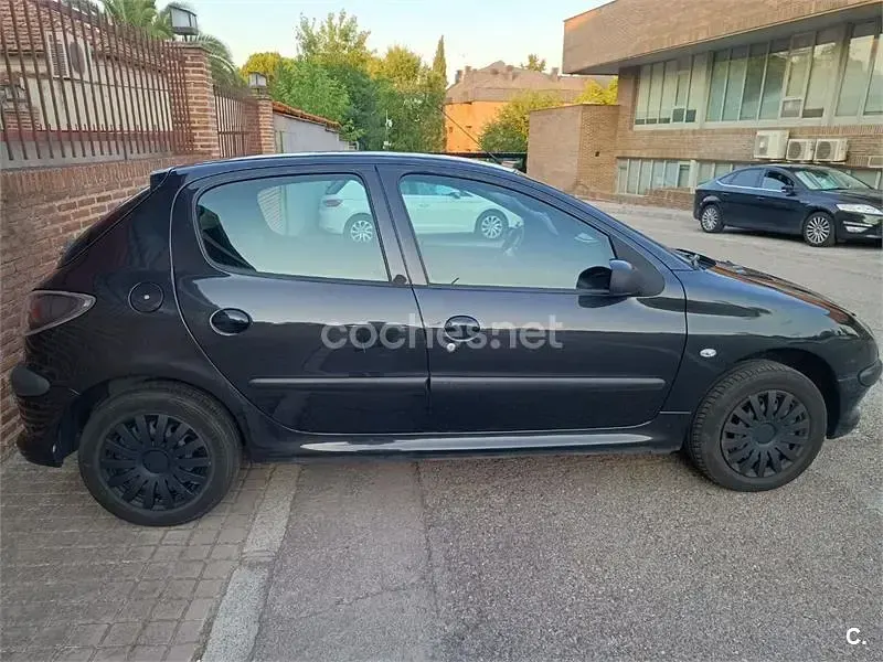 Usado Peugeot 206 75 CV (55 kW) 2005 Negro Berlina