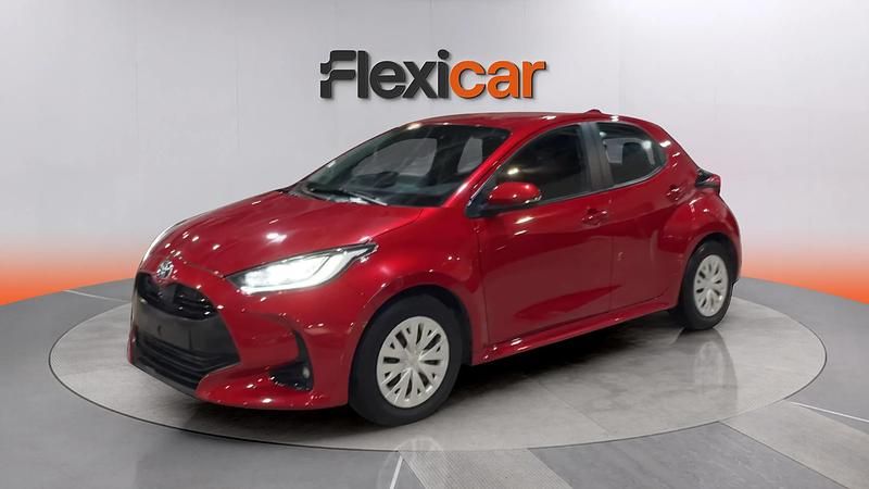 Usado Toyota Yaris Hybrid Active 116 CV (85 kW) 2023 Rojo Berlina
