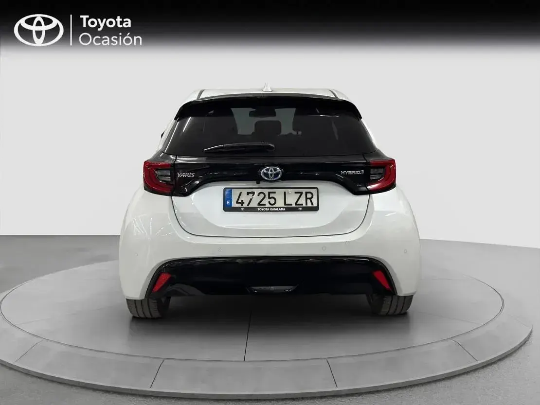 Usado Toyota Yaris Hybrid Plus 116 CV (85 kW) 2022 Blanco perlado ice Berlina