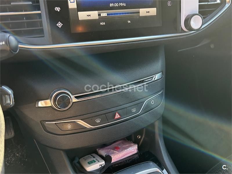 Usado Peugeot 308 SW Active 120 CV (88 kW) 2017 Blanco Familiar