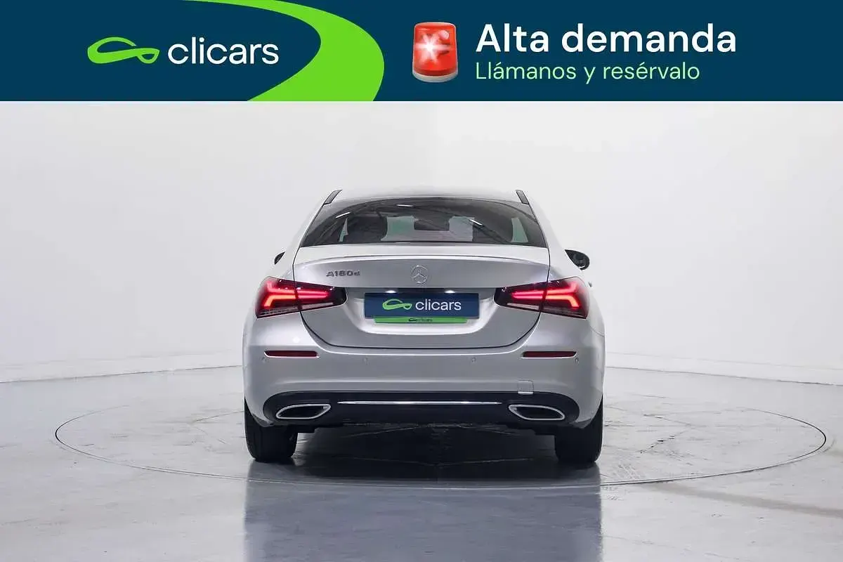 Usado Mercedes A180 116 CV (85 kW) 2022 Plateado Berlina