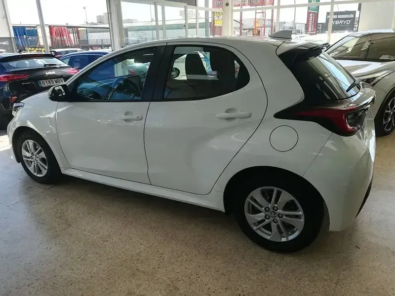 Usado Toyota Yaris Hybrid Style 116 CV (85 kW) 2021 Blanco Berlina