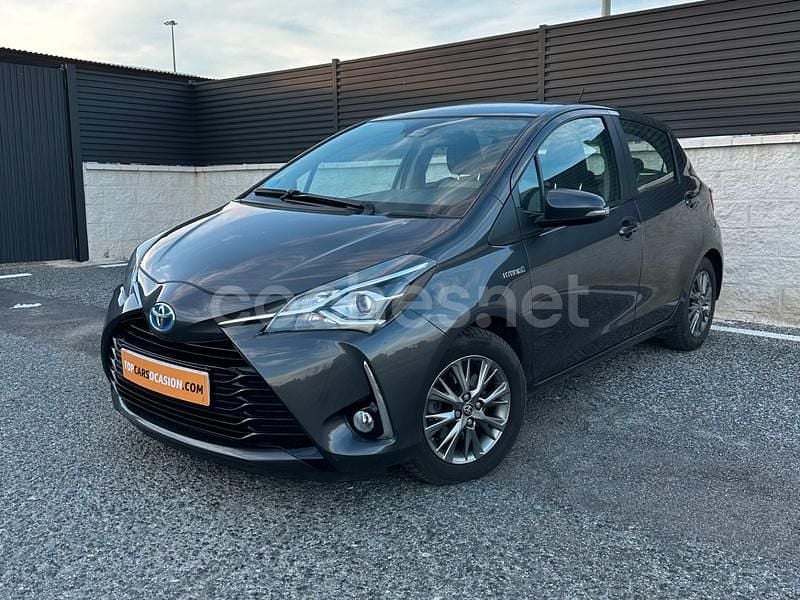 Usado Toyota Yaris Hybrid Advance 100 CV (73 kW) 2018 Gris / plata Berlina