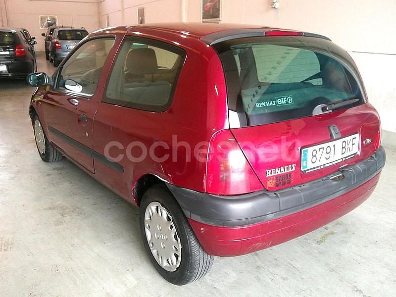 Usado Renault Clio II 80 CV (58 kW) 2001 Granate Berlina