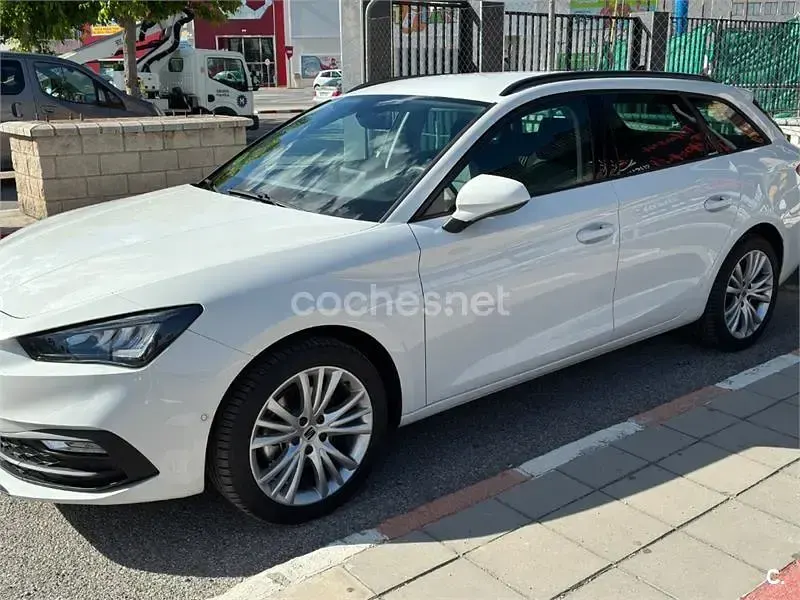 Usado Seat Leon Style 115 CV (84 kW) 2024 Blanco Familiar