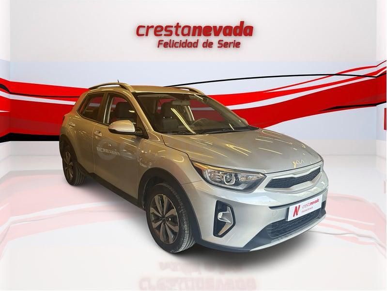 Usado Kia Stonic 100 CV (73 kW) 2022 Gris / plata SUV