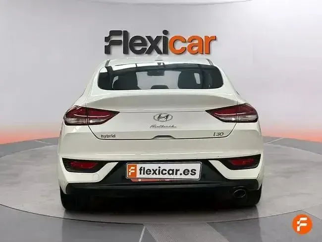 Usado Hyundai i30 136 CV (100 kW) 2021 Blanco Berlina
