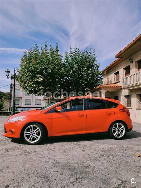 Usado Ford Focus Trend 125 CV (91 kW) 2013 Rojo Berlina
