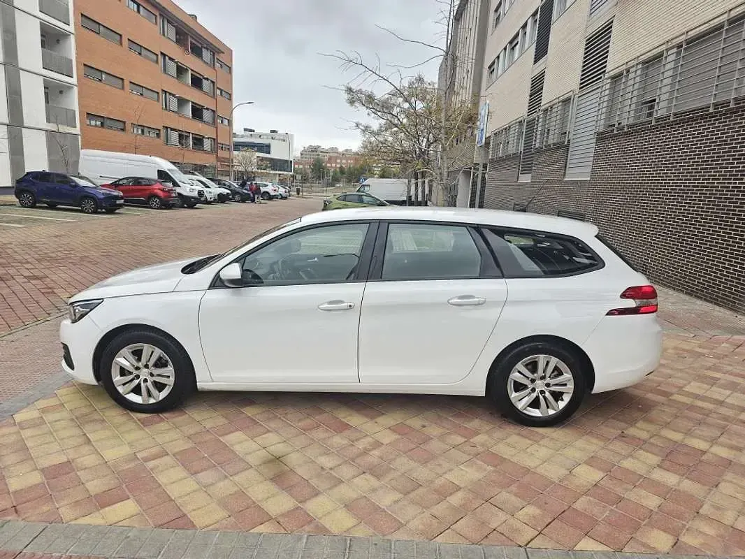 Usado Peugeot 308 SW Active 131 CV (96 kW) 2020 Blanco Familiar