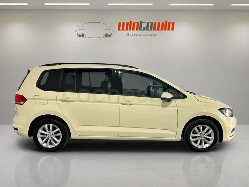 Usado VW Touran Life 150 CV (110 kW) 2024 Beige Monovolumen